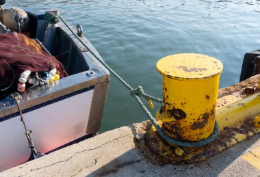 Limana demirlemiş bir geminin yeşil halatının seçici odak noktasıyla yakın plan..