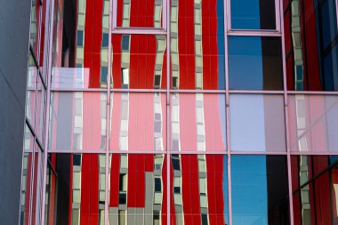 Modern bir binanın camındaki yansımalar..