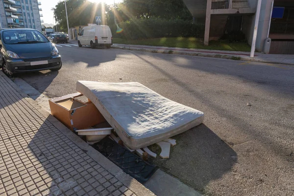 Selective Focus Mattress Some Old Furniture Abandoned Dumped City Street — Stock Photo, Image