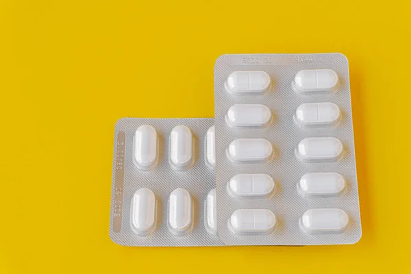 Selective Focus Few Blister Packs Isolated White Pills Yellow Background — Stock Photo, Image