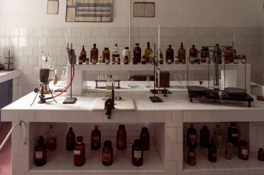 İçinde kimyasallar, test tüpleri, ocaklar ve bazı laboratuvar objeleri olan eski bir laboratuvar.. 