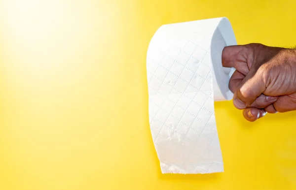 Мужская Рука Держит Рулон Туалетной Бумаги Изолированный Желтом Фоне — стоковое фото