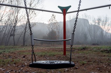 Soğuk bir kış sabahı parkta terk edilmiş bir salıncak..