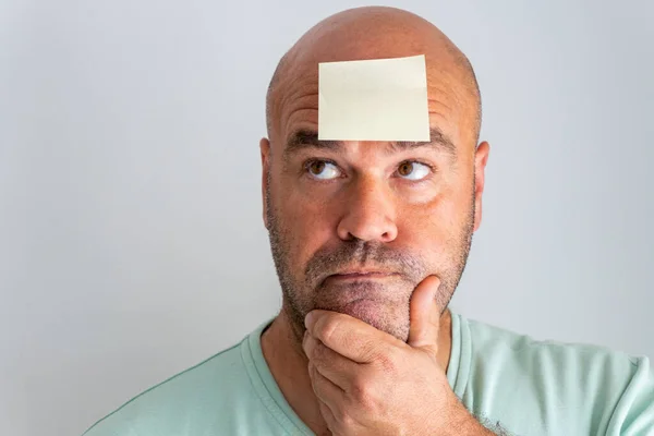 Rostro Hombre Caucásico Calvo Barbudo Con Gesto Preocupado Una Pegatina — Foto de Stock