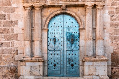 Kilisede kapalı kapılar. Perçinlenmiş, parlak metalik kaplamayla süslenmiş.