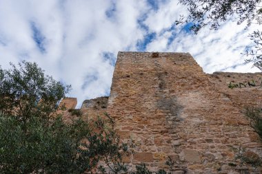 Xativa Kalesi 'nin yenilenmiş duvarının bir parçası..