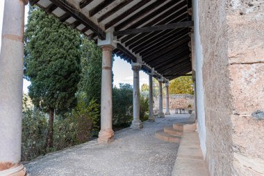 Xativa 'daki Sant Feliu kilisesinin verandasındaki antik sütunlar..