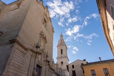 Xativa Koleji Kilisesi, mavi gökyüzüne bakış açısı.