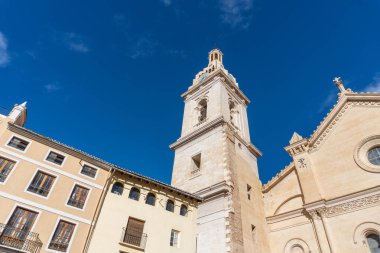 Xativa Koleji Kilisesi, mavi gökyüzüne bakış açısı.