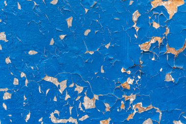 Çatlak ve yıpranmış mavi boyalı duvar arkaplanı. 