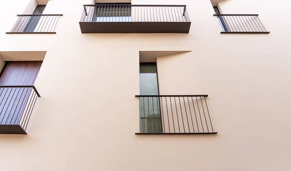 Gros Plan Sur Les Balcons Les Fenêtres Métalliques Avec Des — Photo