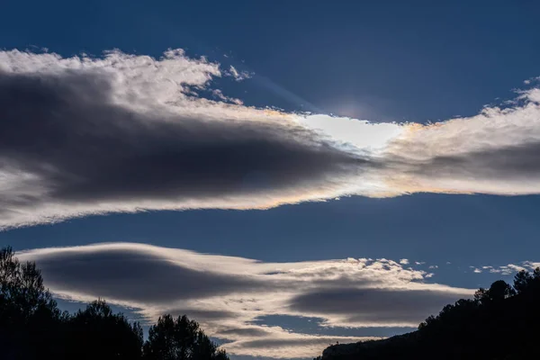 Sole Nasconde Dietro Nuvole Lenticolari — Foto Stock