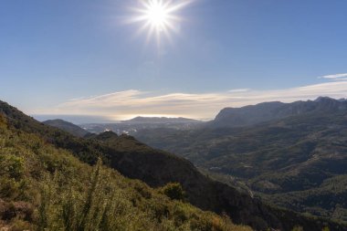 Güneşli ve bulutlu bir sabahta dağlık arazi