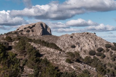 Güneşli ve bulutlu bir sabahta dağlık arazi