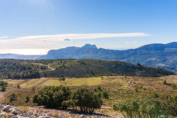 Güneşli ve bulutlu bir sabahta dağlık arazi