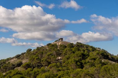 Dağın zirvesinde orman gözetleme kulübesi.