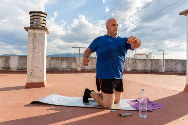Homme Caucasien Âge Moyen Faisant Des Exercices Des Sports Sur — Photo