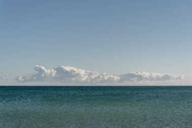 Akdeniz, ufuk çizgisi ve biraz bulutla