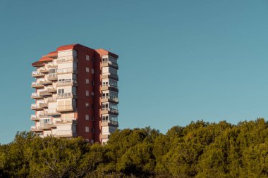 Daire kulesi mavi gökyüzüne karşı izole..