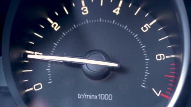 Arabada takometre iğnesi hareketi