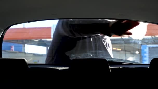 Mężczyzna Czyści Tylną Szybę Samochodu Tkaniną — Wideo stockowe
