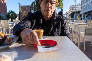 Yaşlı kadın kafeterya faturasına bahşiş bırakıyor..