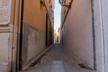 Çakıl taşlarıyla döşenmiş dar bir sokak