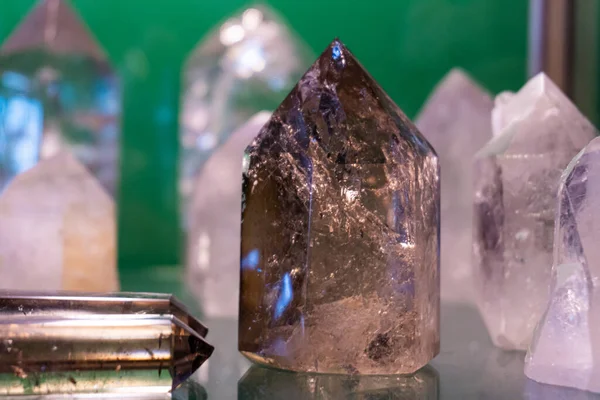Kuvars mineralleri, farklı renk ve şekillerde. Pozitif enerjiler