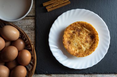 Quesada Pasiega, tipik Cantabria (İspanya) tatlısı süt, yumurta ve tereyağından yapılır.