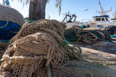  Limanın yakınına atılmış balık ağları..