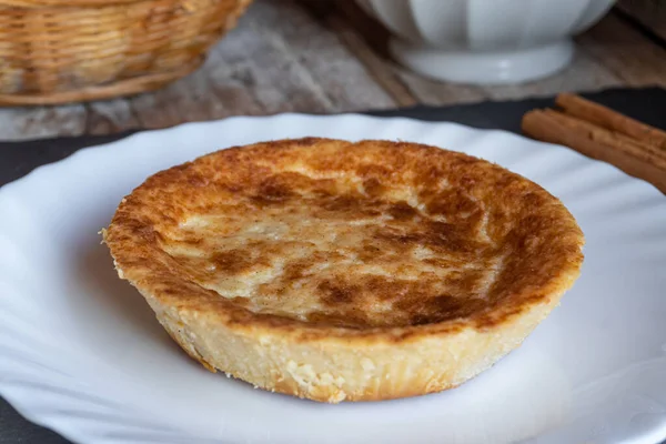 Quesada Pasiega, tipik Cantabria (İspanya) tatlısı süt, yumurta ve tereyağından yapılır.