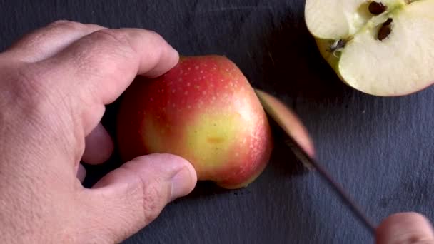 Mannelijke Hand Snijden Een Appel — Stockvideo