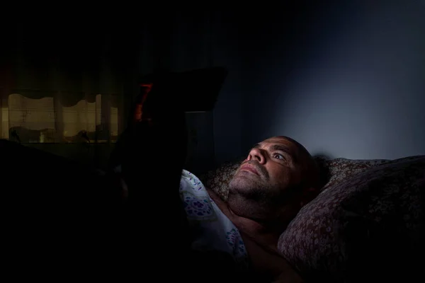 Hombre Caucásico Mediana Edad Acostado Cama Mirando Teléfono Antes Dormir —  Fotos de Stock