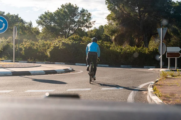 Yoldaki bisikletçi bir aracın içinden görüldü..