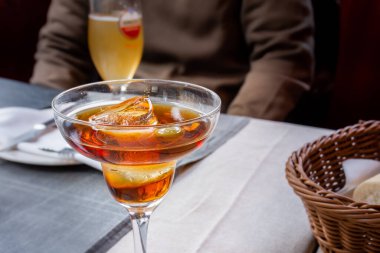 Bir bardak vermuta yakın.