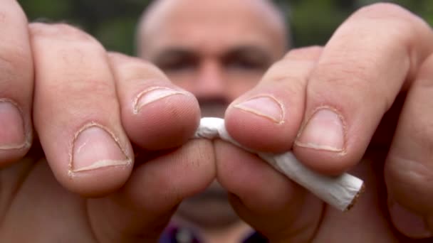 慢动作 白种人在镜头前打破香烟 — 图库视频影像