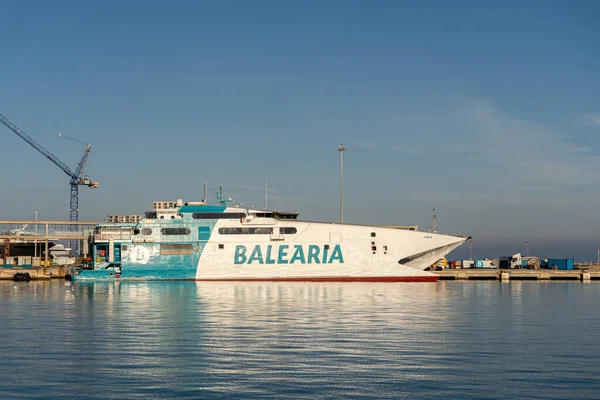 Denia, Alicante, İspanya; 01 01: 2022: Balearia feribotu gün batımında Dnia limanına yanaştı.