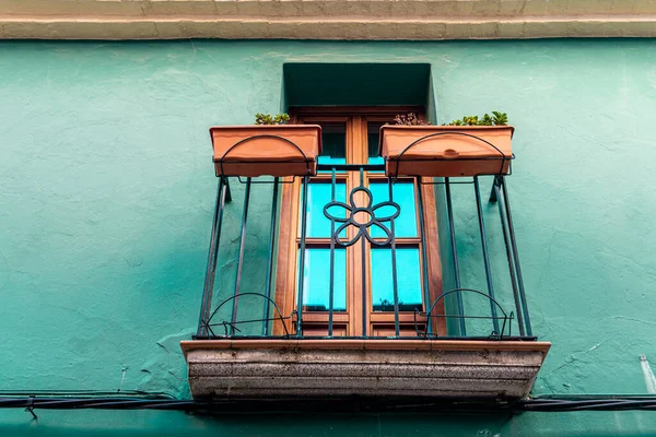 Pintoresco Balcón Adornado Con Macetas Fachada Verde Una Casa Pueblo —  Fotos de Stock