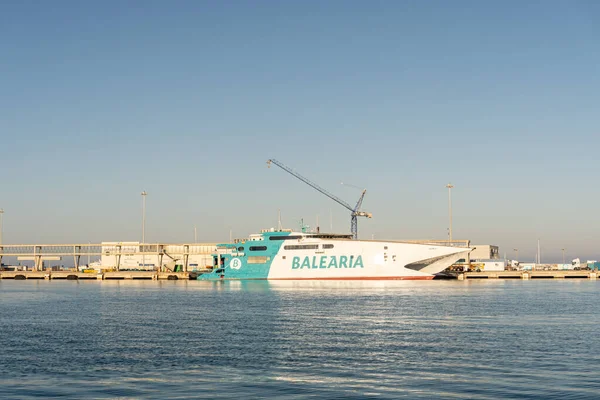 Denia, Alicante, İspanya; 01 01: 2022: Balearia feribotu gün batımında Dnia limanına yanaştı.