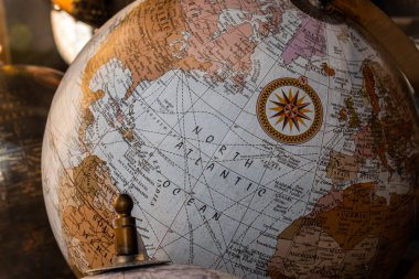 Politik haritalarla dekoratif dünya topları