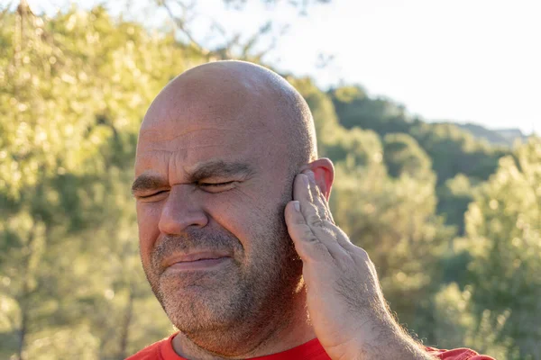 Μεσήλικας Καυκάσιος Χέρι Στο Αυτί Οδυνηρή Χειρονομία Έννοια Ακουστικού — Φωτογραφία Αρχείου