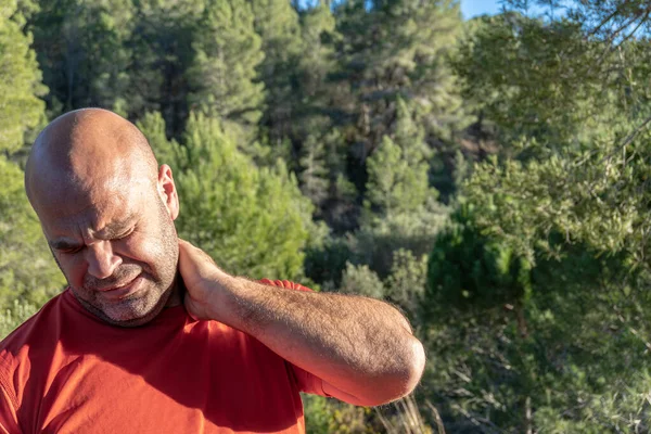 Hombre Caucásico Mediana Edad Con Dolor Cuello Contra Fondo Natural — Foto de Stock