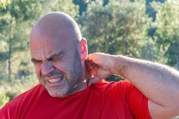 Hombre Caucásico Mediana Edad Con Mano Detrás Del Cuello Con — Foto de Stock