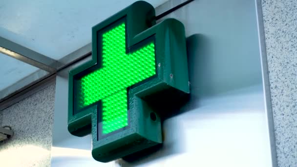 在药店外的十字和绿色照明形状的灯火通明的标志 — 图库视频影像