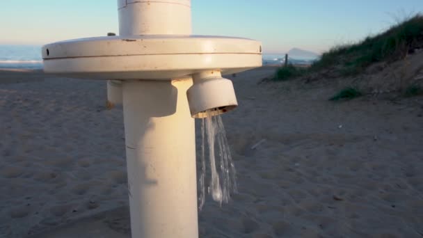 Cámara Lenta Primer Plano Del Agua Que Sale Una Ducha — Vídeos de Stock