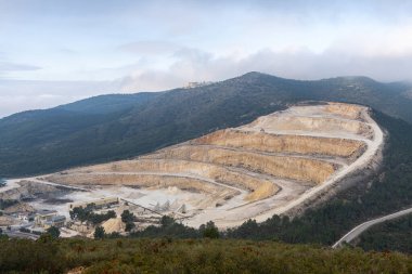 Bir dağın dışında açık bir taş ocağı.