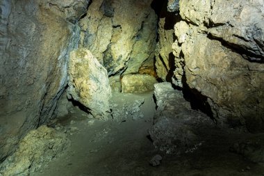 Mağaranın içinde kaya oluşumları. Speleoloji ve jeoloji kavramı.