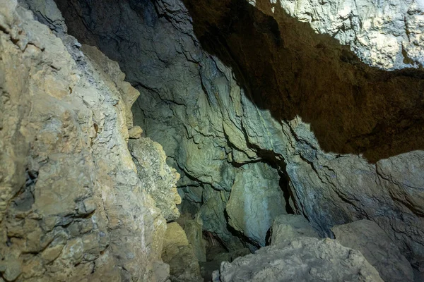 山洞里的岩层 词汇学和地质学概念 — 图库照片