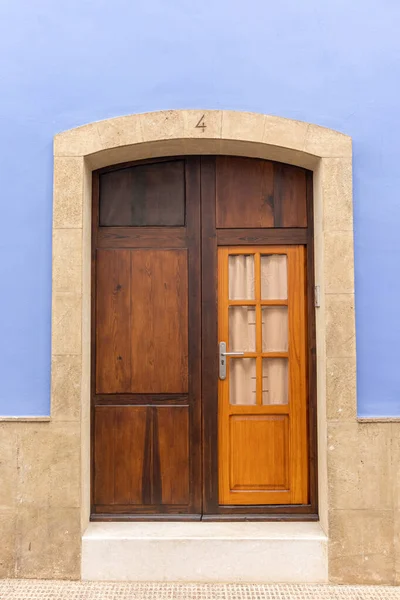 Puerta Madera Entrada Una Casa Con Una Pequeña Ventana Cristal —  Fotos de Stock