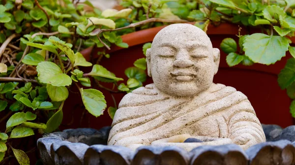 Buddha Figur Auf Einem Natürlichen Hintergrund Mit Pflanzen — Stockfoto